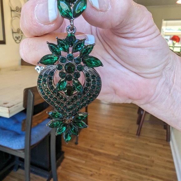Chandelier Emerald Green Rhinestone Earrings - Picture 10 of 10